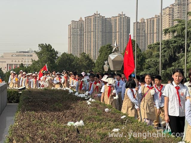 郑州市烈士陵园：兴华小学开展主题教育实践活动 兴华小学600余名师生徒步祭英烈，传承红色基因