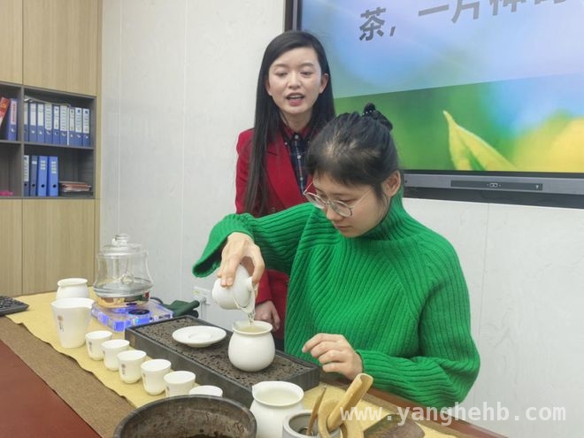 济南革命烈士陵园“三八”节茶香活动，弘扬红韵暖社区 “三八”之际，济南革命烈士陵园与社区共品茶香传红韵
