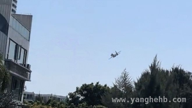 歼 - 16海滩超低空飞行，背后暗藏深意？ 歼 - 16：超低空飞行秀出强大实力