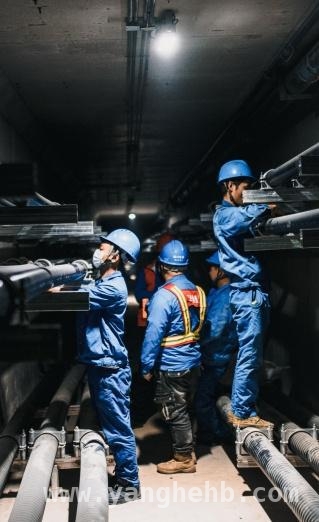 “地下光明守护者”：电力施工人员的艰辛与坚守，成都电力人深夜奋战，为城市点亮未来之光
