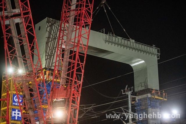 成达万高铁跨越郑渝高铁，毫米级精度施工提供宝贵经验，3月27日成达万高铁左线钢横梁吊装完成，开启高铁建设新篇章