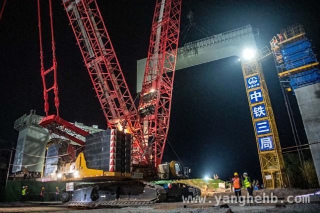 成达万高铁跨越郑渝高铁，毫米级精度施工提供宝贵经验，3月27日成达万高铁左线钢横梁吊装完成，开启高铁建设新篇章
