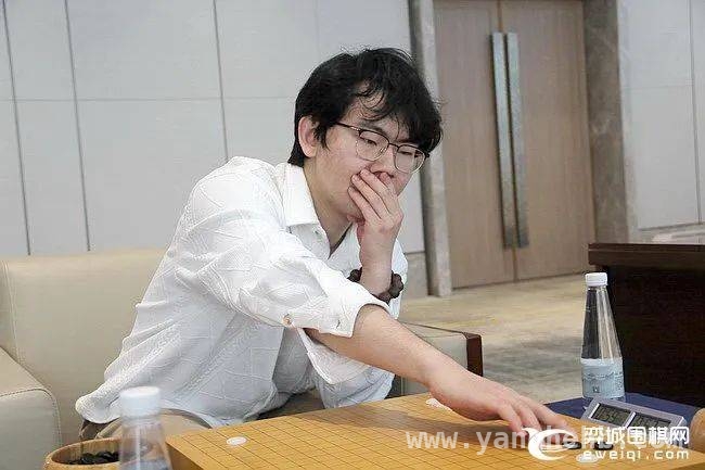 围棋对决：丁浩逆袭范廷钰，终登冠军宝座，丁浩险胜范廷钰，勇夺围棋冠军！