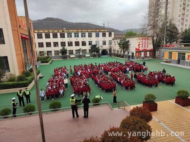 多方联动！宝氮子校交通安全活动助力师生安全成长，宝氮子校开展交通安全活动，守护师生生命健康
