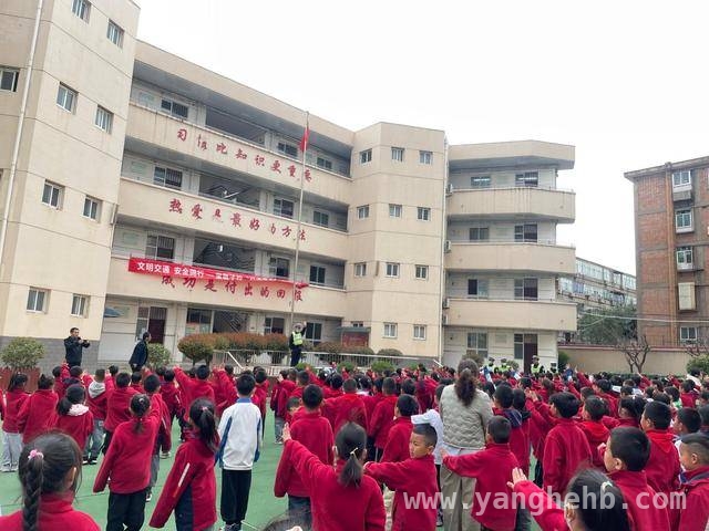 多方联动！宝氮子校交通安全活动助力师生安全成长，宝氮子校开展交通安全活动，守护师生生命健康