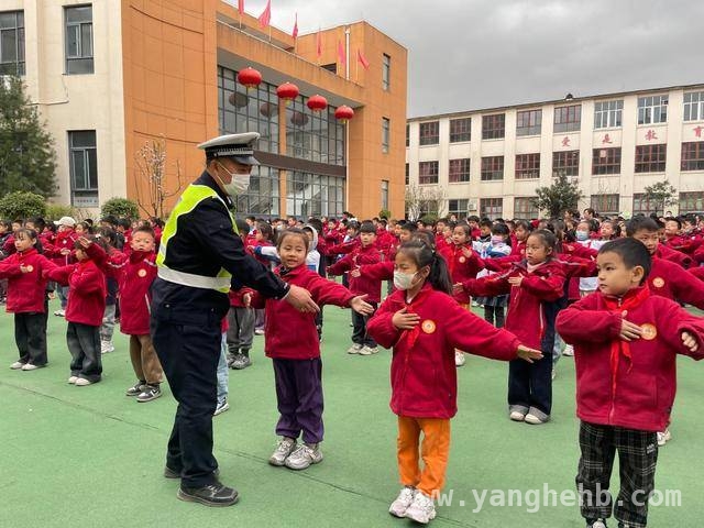 多方联动！宝氮子校交通安全活动助力师生安全成长，宝氮子校开展交通安全活动，守护师生生命健康