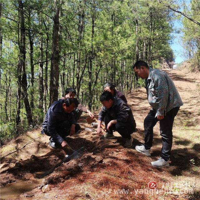 矿山镇水务所检修水管，为村民用水撑起“保护伞”，矿山镇水务所多举措并进，保障用水与环保宣传两不误