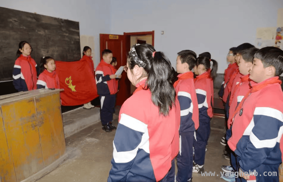 红色清明：少先队员缅怀先烈，传承爱国情怀，少先队员清明之行：感悟先烈精神，立下爱国誓言