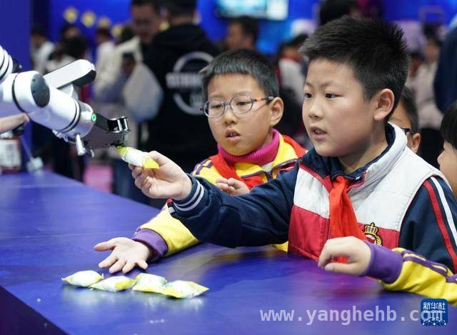 走进2025中国科幻大会，体验“时尚+酷玩”魅力