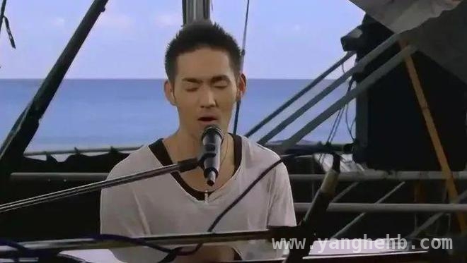 突发！温州老头乐自燃连累保时捷，谁来“买单”？，温州龙港火灾：老头乐烧了保时捷，赔偿之路迷雾重重