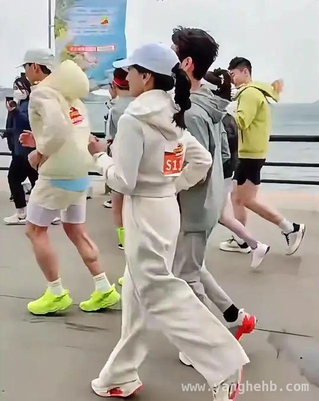 赵雅芝马拉松引发争议，是励志还是制造焦虑？