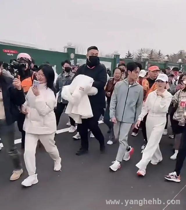 赵雅芝马拉松引发争议，是励志还是制造焦虑？
