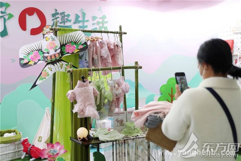 宠物消费新风尚，“养儿式”养宠引领潮流，上海宠物时装周：见证宠物时尚生态链的形成