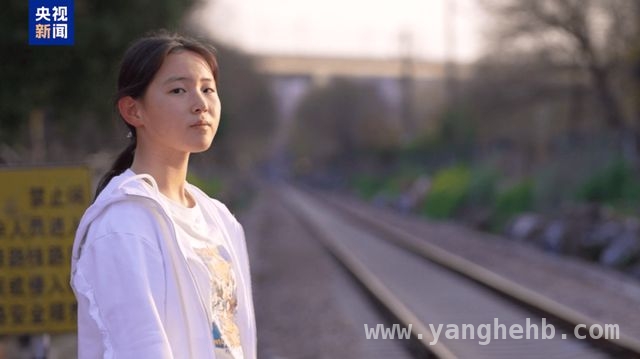 张潇冉〈旧轨还乡〉火爆全网，真实笔触触动人心 从火车上的见闻到网络爆款作文，〈旧轨还乡〉背后的故事