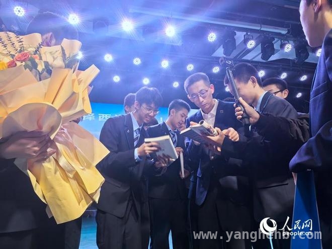 施一公母校开讲：树立科研“长跑”思维，培养拔尖人才，西湖大学校长施一公回豫，助力河南培养顶尖科研人才