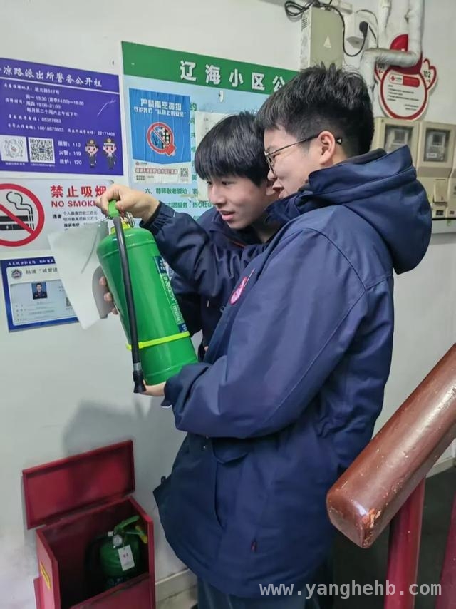 上海市东实验学校学生参与社区消防行动，共筑安全家园，“社校联动”活动：提升学生消防意识，共建文明城区