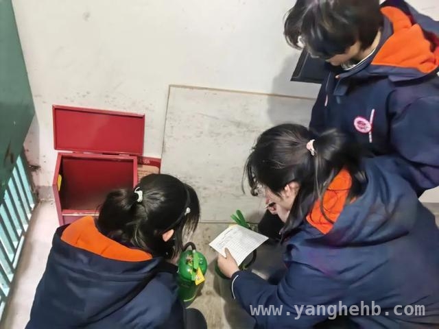 上海市东实验学校学生参与社区消防行动，共筑安全家园，“社校联动”活动：提升学生消防意识，共建文明城区