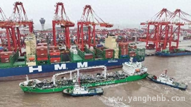 国产绿色甲醇加注，上海港航运减碳迈上新台阶，上海港新船首航，国产绿色甲醇燃料产业链成型