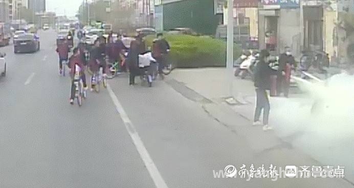 暖心！女公交司机连续两次在上班途中化解火情，张颜星澈：危急时刻两度出手，公交女司机成救火英雄
