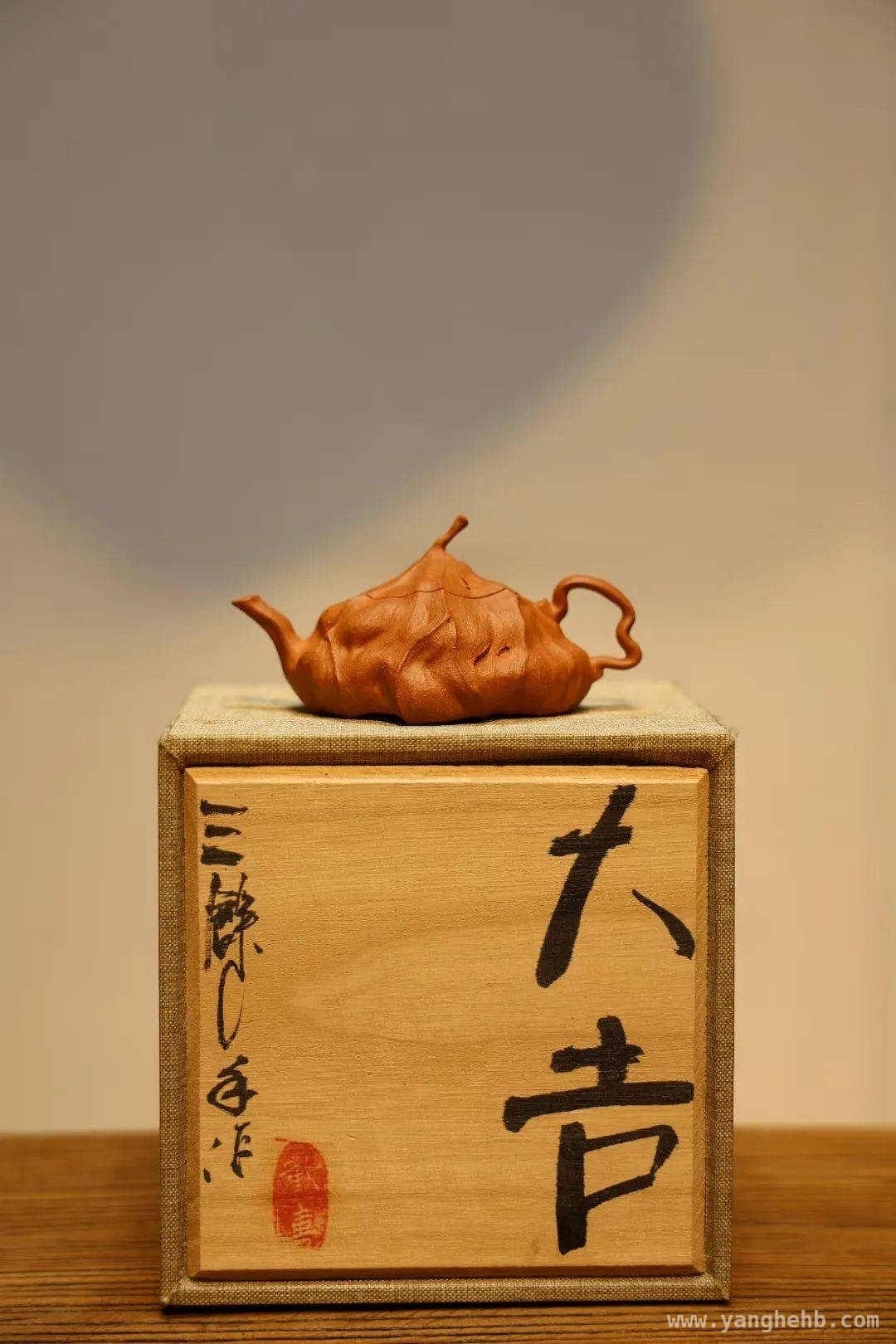 品“寂影”壶，感受枯荷残韵里的江南风骨，“寂影”壶：将江南秋日荷塘凝练于方寸之间