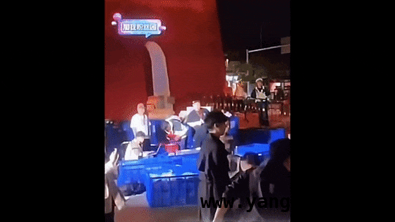 董宇辉云南行：下播后险遭物品砸中引热议