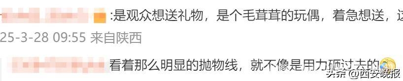 董宇辉云南行：下播后险遭物品砸中引热议