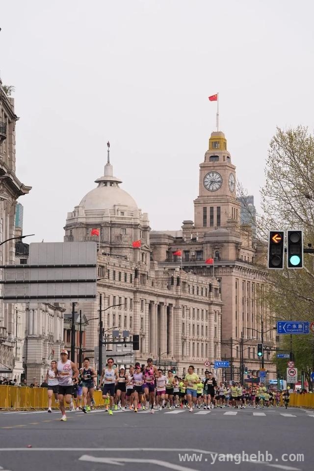 万名选手齐聚，2025上海黄浦轮滑与马拉松赛燃情开启，2025上海黄浦双赛事鸣枪，选手穿梭城市风景线