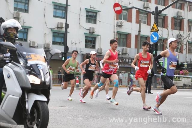 万名选手齐聚，2025上海黄浦轮滑与马拉松赛燃情开启，2025上海黄浦双赛事鸣枪，选手穿梭城市风景线