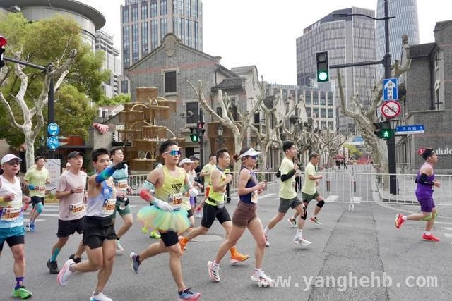 万名选手齐聚，2025上海黄浦轮滑与马拉松赛燃情开启，2025上海黄浦双赛事鸣枪，选手穿梭城市风景线