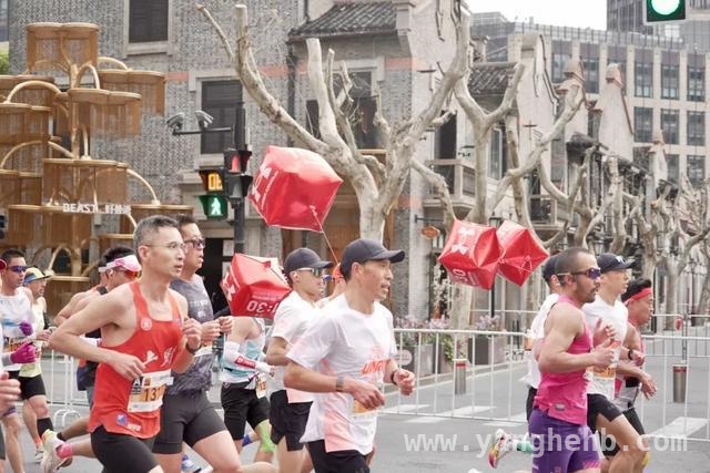 万名选手齐聚，2025上海黄浦轮滑与马拉松赛燃情开启，2025上海黄浦双赛事鸣枪，选手穿梭城市风景线