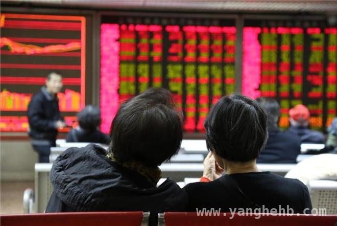 新能源、美股、黄金……周末财经热点全解析，A股下周走向如何？，黄金再创新高，A股调整期何时结束？大龙给出投资建议