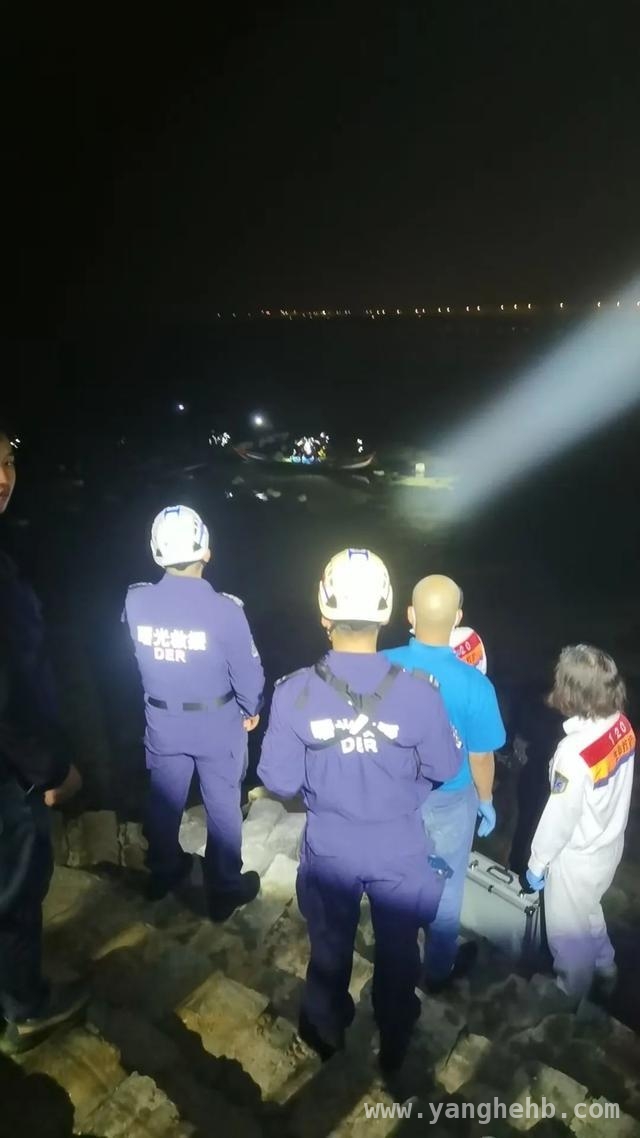 凌晨厦门岛外：30米桥上跳海男子终被救起 厦门岛外凌晨惊险救援：跳桥男子重获生机