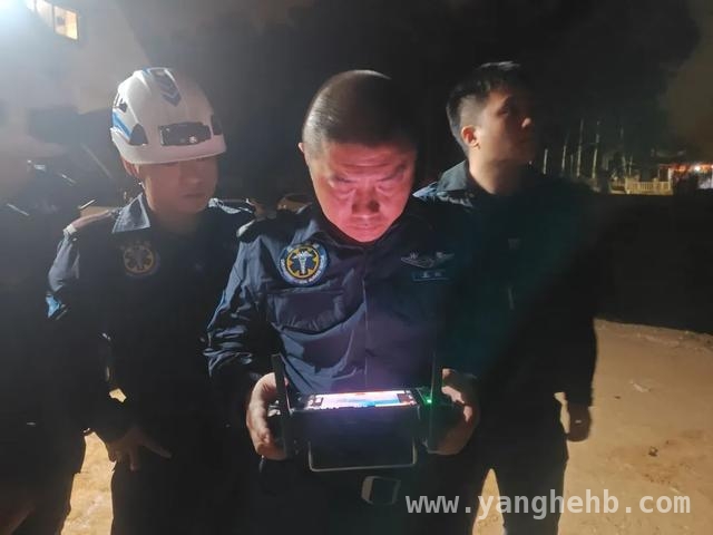 凌晨厦门岛外：30米桥上跳海男子终被救起 厦门岛外凌晨惊险救援：跳桥男子重获生机