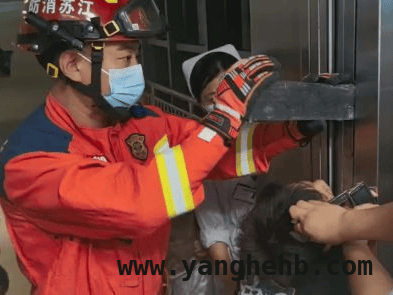 商场男孩手卡电梯，消防紧急救援！，从男孩手卡电梯看电梯乘坐安全