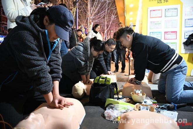成都街头的急救之光：李春亮公益教学引关注，义务急救教学：成都李春亮的暖心善举