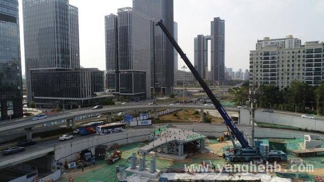 彩梅立交改造首件便桥吊装告捷，为城市交通优化添动力
