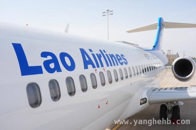 中国C909客机闪耀老挝，商用航空发展新里程碑，中国C909客机首入老挝，商用飞机国际化再迈新步