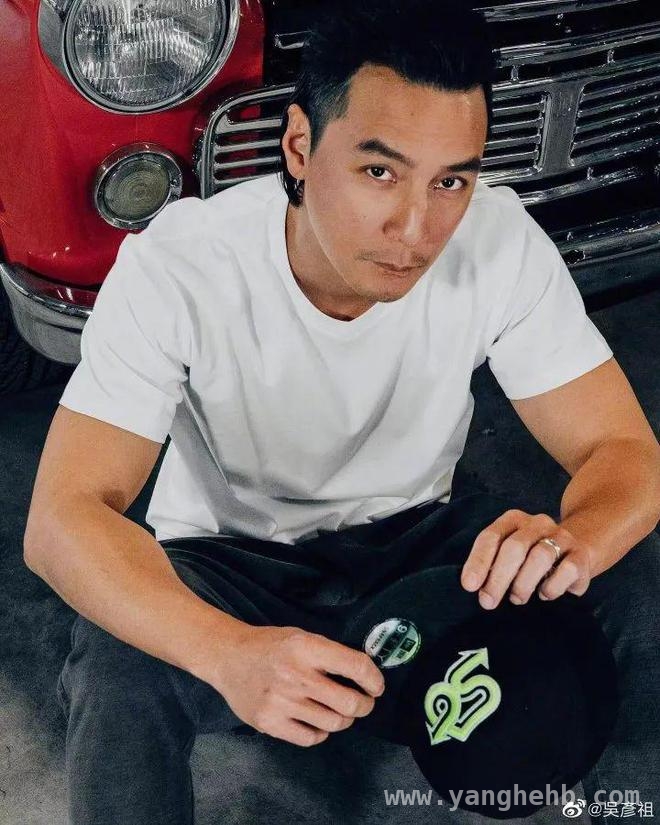 吴彦祖怒批飞机光脚踩座椅乘客，公众素质引热议
