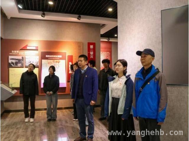 青岛理工大学：“行走思政课”厚植学生家国情怀 清明祭英烈，青岛理工大学学子传承红色精神