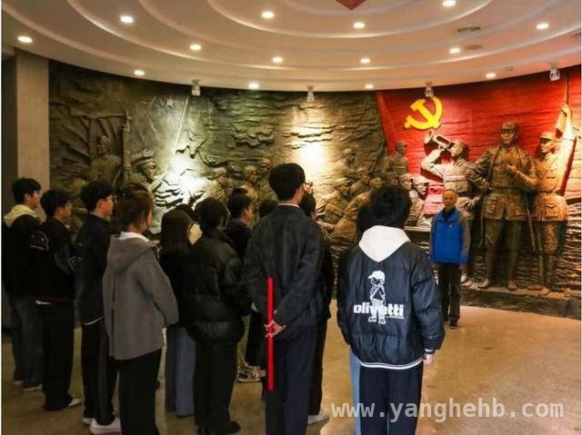 青岛理工大学：“行走思政课”厚植学生家国情怀 清明祭英烈，青岛理工大学学子传承红色精神