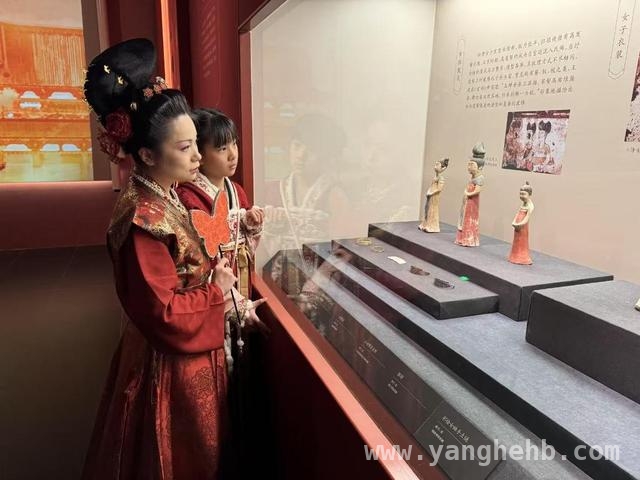 一把鎏金银壶串联三种文明，上海闵行区博物馆展览现丝路辉煌