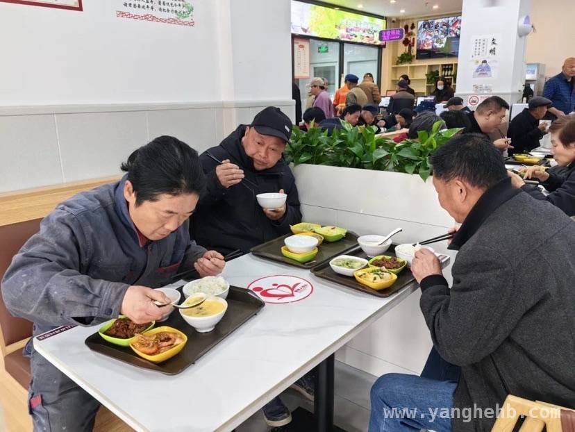 青浦区朱家角东大门长者食堂：打造老人幸福就餐新港湾，朱家角东大门长者食堂营业，养老服务再升级