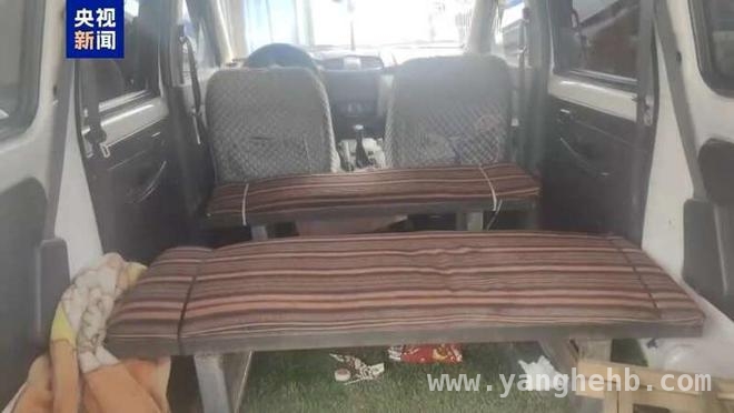 青海玉树：超员面包车藏 17 名学生，交警紧急出手，核载 7 人客车塞 18 人！青海玉树交警严惩超员违法行为