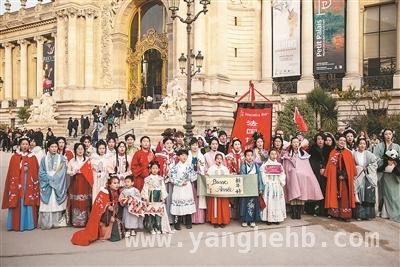 中国产品闪耀全球：从国风服饰到电动汽车的海外征程，中国文化与科技结晶：在海外市场绽放光芒