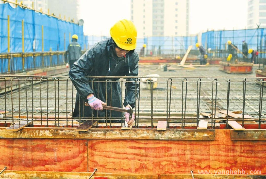 中铁九局秀英区向荣小学3号教学楼主体结构封顶，助力秋季开学，秀英区向荣小学3号教学楼顺利封顶，秋季招生指日可待