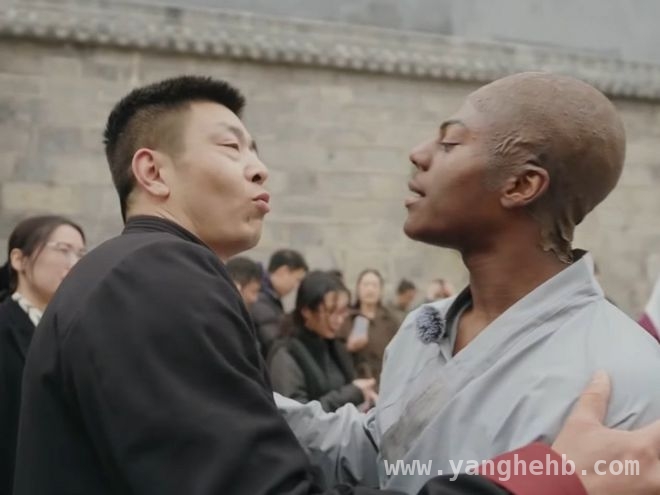 “甲亢哥”中国行：成都遭遇“种族骑士”，网络争议不断，美国网红“甲亢哥”中国行遇风波，二次元coser言论引众怒