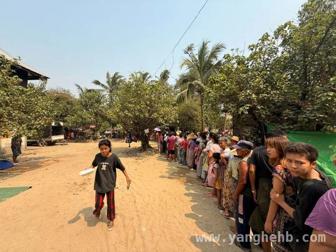 直击缅甸强震现场：灾民避难与社会各界救助，缅甸强震：逾两千人遇难，灾民生活艰难与希望并存