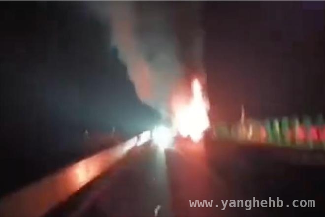 小米SU7爆燃事件：舆论漩涡中的真相探寻，探秘小米SU7爆燃事故，伤亡原因与质疑全解析