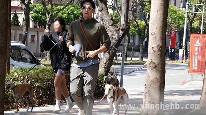 彭于晏遛狗被拍，和家人的相处太有爱啦！