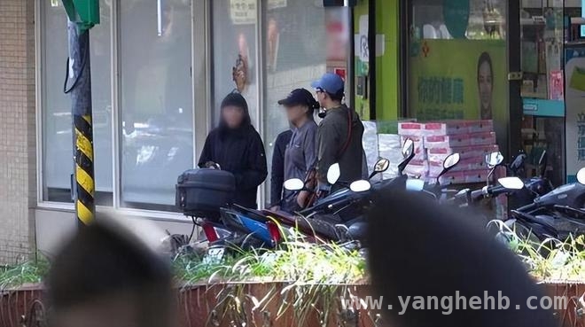 彭于晏遛狗被拍，和家人的相处太有爱啦！